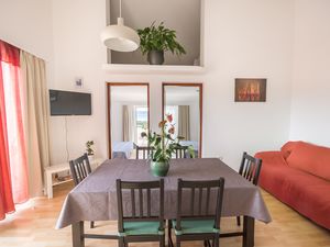 23928492-Ferienwohnung-5-Njivice-300x225-3