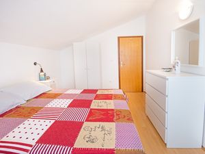 23928494-Ferienwohnung-4-Njivice-300x225-5