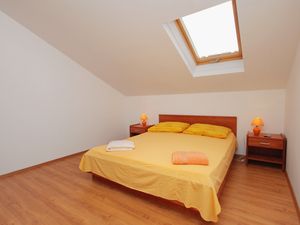 23928499-Ferienwohnung-4-Njivice-300x225-4