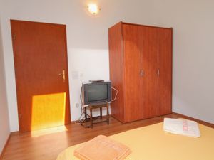 23928499-Ferienwohnung-4-Njivice-300x225-5