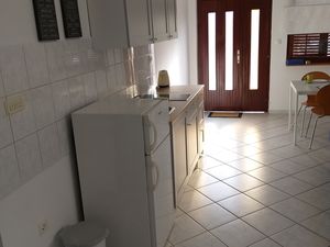 23932658-Ferienwohnung-3-Njivice-300x225-4