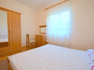 23934318-Ferienwohnung-2-Njivice-300x225-4