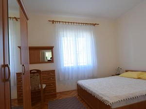 23934319-Ferienwohnung-2-Njivice-300x225-4