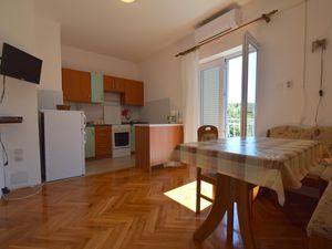 23934320-Ferienwohnung-2-Njivice-300x225-2