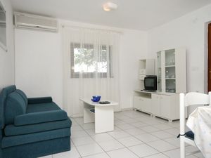 23926722-Ferienwohnung-4-Njivice-300x225-2