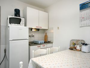 23926722-Ferienwohnung-4-Njivice-300x225-4