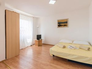 23740904-Ferienwohnung-4-Njivice-300x225-3