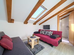 24036599-Ferienwohnung-2-Njivice-300x225-2