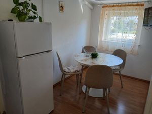 23535149-Ferienwohnung-4-Njivice-300x225-2