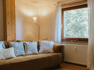 Wohnzimmer mit Blick auf die Eiche