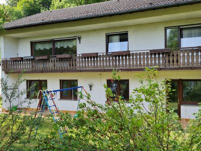 Blick vom Ahbach/Süden auf die Ferienwohnungen