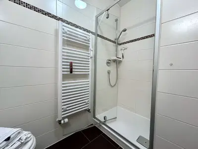 Dusche im Badezimmer