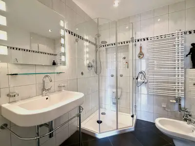 Dusche im Badezimmer