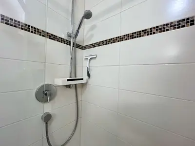 Dusche im Badezimmer