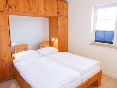 Schlafzimmer mit Doppelbett in der Ferienwohnung Reethuk in Norddorf auf Amrum