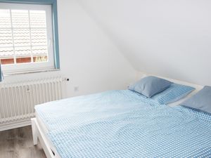 Schlafzimmer 1 in der Ferienwohnung Frisia 4 in Norddorf auf Amrum
