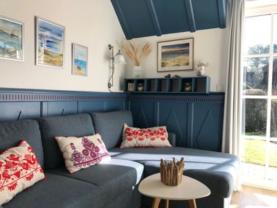 Wohnzimmer mit Flügeltür in den Garten in der Ferienwohnung Reetblick in Norddorf auf Amrum