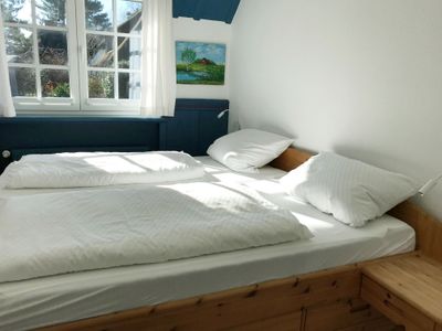 Schlafzimmer mit Doppelbett in der Ferienwohnung Reetblick in Norddorf auf Amrum