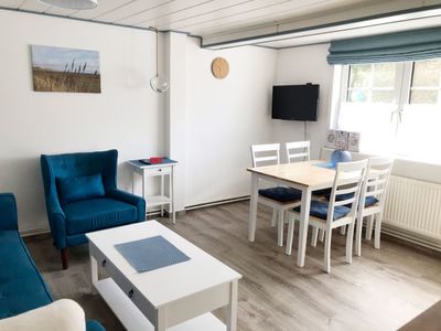 Wohnzimmer mit Esstisch in der Ferienwohnung Frisia 3 in Norddorf auf Amrum