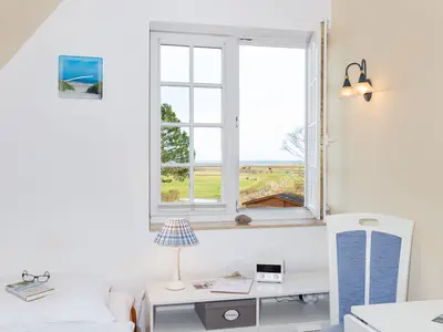 Das Zimmer hat eine wunderbare Aussicht auf die Wattseite und die Nordsee
