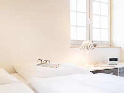 Gemütliches Doppelbett unter der Dachschräge in der Ferienwohnung Wattstübchen