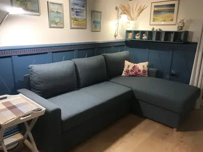 Wohnzimmer mit Flügeltür in den Garten in der Ferienwohnung Reetblick in Norddorf auf Amrum