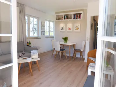 Blick in das Wohnzimmer in der Ferienwohnung Reethuk in Norddorf auf Amrum