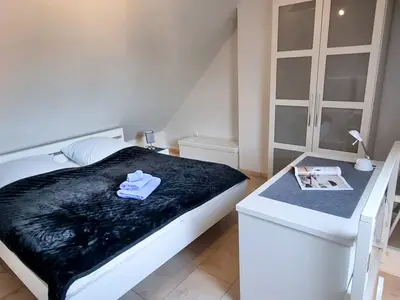 Schlafzimmer 2 mit Schreibtisch
