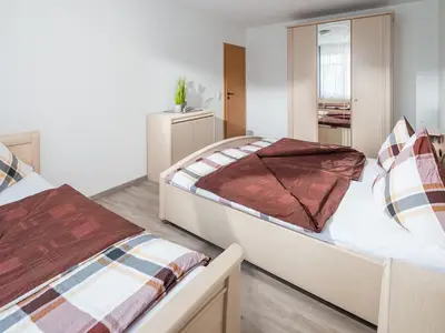 Schlafzimmer 1