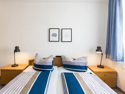 Schlafzimmer 1