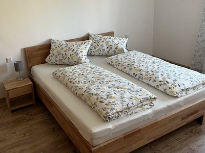 Schlafzimmer mit Doppelbett