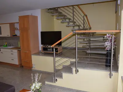 Wohn- und Küchenbereich mit Treppe zum O.G.