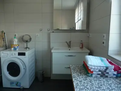 Badezimmer mit Waschmaschine