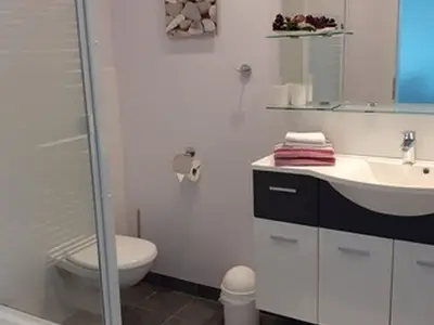 das Badezimmer mit Dusche