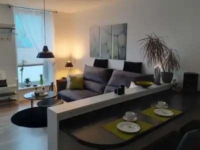 Wohlfühlcouch und Essbereich