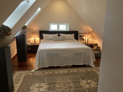 großes und gemütliches Doppelbett im Wohnraum