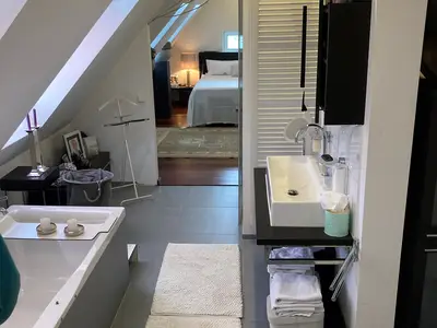 großes Badezimmer mit Dusche und Badewanne, handtuchtrockner und großem Waschtisch