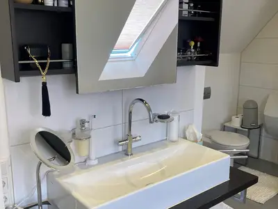 schönes Wachsbecken mit großem Spiegel