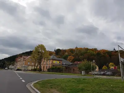 Ansicht der Talstraße mit Fitnessstudio