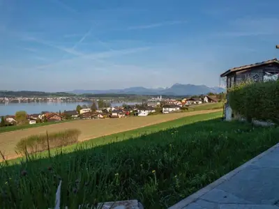 Landluft mit See- und Bergsicht