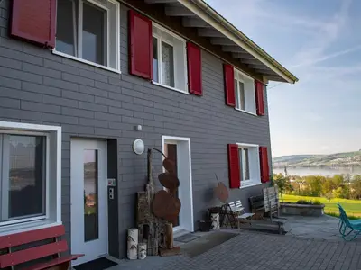 Gästehauseingang mit Sitzplatz und Seesicht