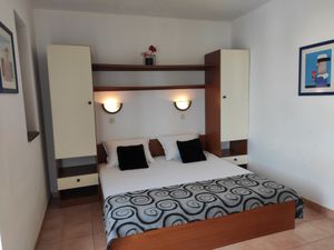 23933262-Ferienwohnung-2-Novalja-300x225-5