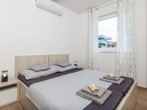 23754841-Ferienwohnung-6-Novalja-300x225-4