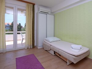 18742340-Ferienwohnung-4-Novalja-300x225-2