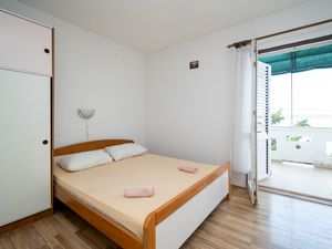 19126330-Ferienwohnung-4-Novalja-300x225-2