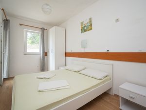 19129940-Ferienwohnung-4-Novalja-300x225-5