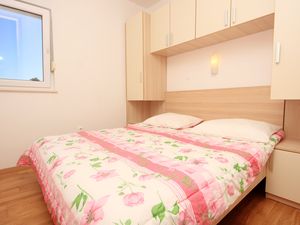 23930746-Ferienwohnung-6-Novalja-300x225-5