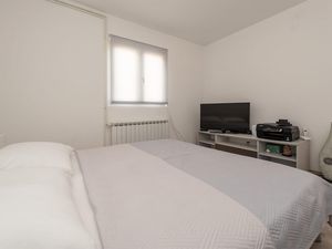 24016447-Ferienwohnung-4-Novalja-300x225-3