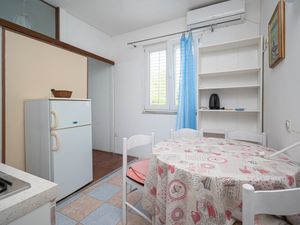 19127472-Ferienwohnung-4-Novalja-300x225-1