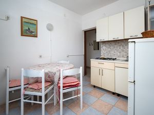 19127472-Ferienwohnung-4-Novalja-300x225-3